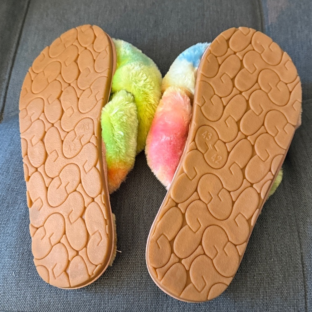 NWOT Woman’s Tie Dye Cross Band Faux Fur Slippers. Size 11.5-12. - Picture 5 of 6